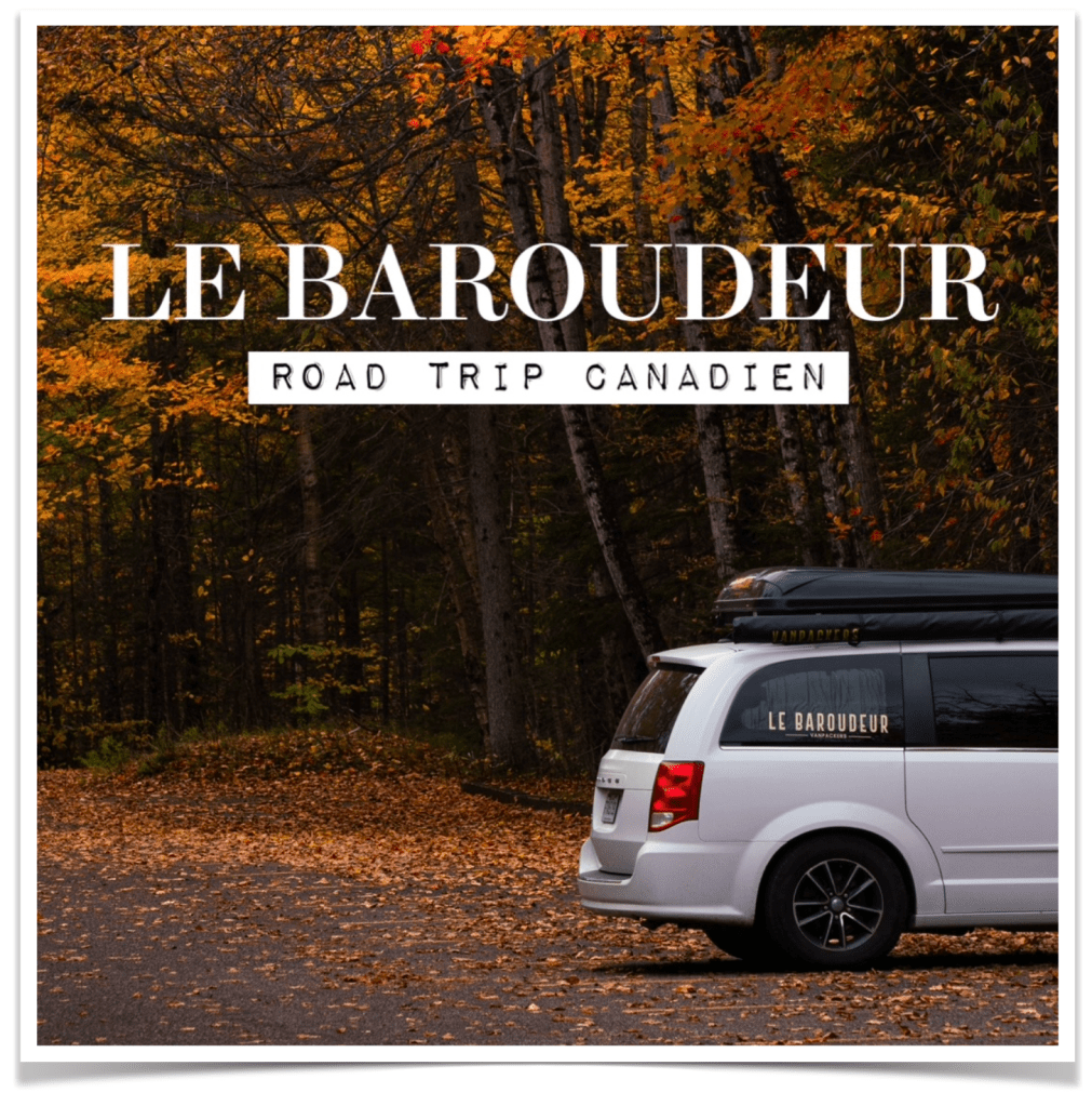 Un van blanc garé sur un chemin entouré d'arbres aux feuilles d'automne colorées. Le nom 'LE BAROUDEUR' est écrit sur le véhicule, représentant un road trip canadien.